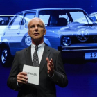 El presidente de Volkswagen, Matthias Müller, en un acto durante el Salón del Automóvil de París.-EFE / ULI DECK