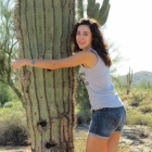 Casandra González Rodríguez posa abrazada a un cactus.-