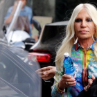 Donatella Versace, este martes en Milán.-REUTERS / STEFANO RELLANDINI