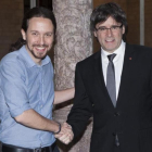 Pablo Iglesias y Carles Puigdemont, en su último encuentro, en abril de este año en el Palau de la Generalitat.-FERRAN NADEU
