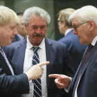 Johnson (izquierda) conversa con Steinmeier (derecha) en presencia del luxemburgués Asselborn, al inicio de la reunión del Consejo de Asuntos Exteriores de la UE, este lunes, en Bruselas.-EFE / OLIVIER HOSLET