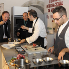 El cocinero italiano, Massimo Bottura, da de probar uno de los platos al director de Madrid Fusión, José Carlos Capel. / VALENTÍN GUISANDE-
