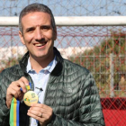 Toni Gerona posando con la medalla de oro del campeonato de África.-/ JAVIER MARTIN