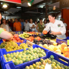 Elena Lucas eligió personalmente producto fresco en el mercado muinutos antes de su demostración culinaria.-Álvaro Martínez