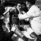 Fran Ventoso, consolado por su director García Acosta, en una ambulancia de la París-Roubaix.-TWITTER