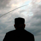 Kim Jong un observa el lanzamient de los misiles de corto alcance.-AFP