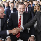 Vicente Betoret saluda al expresidente de la Comunidad Valenciana Alberto Fabra en presencia de Mariano Rajoy, durante un acto del PP en Valencia en mayo del 2015.-MIGUEL LORENZO