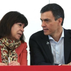 a presidenta del PSOE, Cristina Narbona, y el secretario general, Pedro Sánchez, este martes en la sede del partido.-DAVID CASTRO