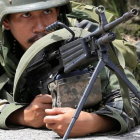 Un militar filipino en la ofensiva para reconquistar Marawi.-ROMEO RANOCO