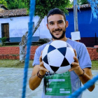 Alfonso García Álvaro, en una de las canchas donde juega a fútbol rápido.-HDS