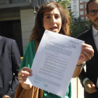 Ilena Izverniceanu, portavoz de la OCU, junto a Felipe Izquierdo y Eliseo Martínez, abogados.-CHEMA BARROSO