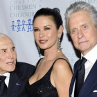 Kirk Douglas, Michael Douglas y Catherine Zeta-Jones en una gala celebrada en Nueva York a finales del 2011.-AP / EVAN AGOSTINI