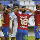 Los jugadores del Numancia se lamentan por una ocasión errada. / Diego Mayor-