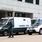 Efectivos de la Guardia Civil, ayer, en la puerta del Juzgado de Almazán.-ÁLVARO MARTÍNEZ