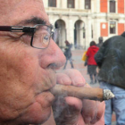 Varios ciudadanos fuman en la calle ante la prohibición de la Ley Antitabaco. / ÚRSULA SIERRA-