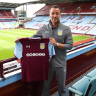 Terry posa con su nueva camiseta en el Villa Park-BARRINGTON COOMBS