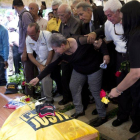 Amparo Salazar, madre del opositor Fernando Albán, deja una rosa sobre su tumba.-AP