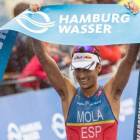 Mario Mola celebra su victoria en Hamburgo.-EFE / EPA / LUKAS SCHULZE