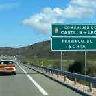 Un vehículo del Samur en el momento de entrar en la provincia de Soria.