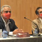 El presidente numantino, Moisés Israel, junto al vicepresidente, Francisco Velázquez de Cuéllar, ayer, durante la Junta General de Accionistas. VALENTÍN GUISANDE