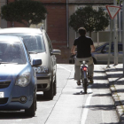 Un ciclista en el barrio de San Pedro.-Luis Ángel Tejedor