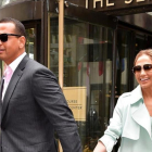 Jennifer Lopez y su novio, Alex Rodríguez pasean por las calles de Nueva York, el pasado 24 de abril.-JAMES DEVANEY