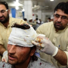 Un herido paquistaní por el terremoto.-AFP