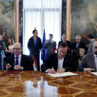 El ministro de Hacienda, Cristobal Montoro, y los representantes sindicales durante el firma del acuerdo salarial del 2017, en una imagen de archivo.-/ EFE / SERGIO BARRENECHEA