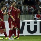 Los jugadores españoles felicitan a David Silva tras el 0-1.-EFE