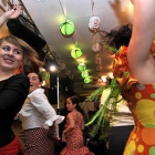 Varias mujeres bailan sevillanas en la pasada edición de la Feria. / F.S.-