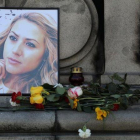 Ofrenda floral en homenaje a la periodista Viktoria Marinova, fallecida en la ciudad búlgara de Ruse.-STOYAN NENOV (REUTERS)