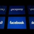 El logo de Facebook en un evento en París.-