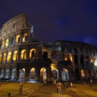Vista nocturna del Coliseo.-Foto: REUTERS / TONY GENTILE