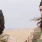 HAuchard, a la derecha, en un fotograma del vídeo difundido por el Estado Islámico.-Foto: EL PERIÓDICO