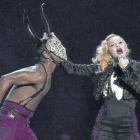 Madonna, durante su actuación en los Brit Awards, en el O2 Arena de Londres, la semana pasada.-Foto:   REUTERS / TOBY MELVILLE