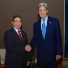 Apretón de manos entre el secretario de Estado de EEUU, John Kerry, y su homólogo cubano, Bruno Rodríguez, el jueves en Panamá.-Foto: REUTERS