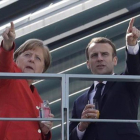 Angela Merkel recibe a Emmanuel Macron, ayer en el Palacio de Berlín, de la capital alemana.-MICHAEL KAPPELER