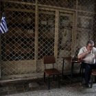 Un hombre bebé un café en Atenas.-Foto:   Yorgos Karahalis / AP / YORGOS KARAHALIS