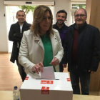 Susana Díaz vota en la consulta sobre el pacto de gobierno del PSOE con Ciudadanos.-