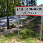 Cartel indicador de la localidad de San Leonardo de Yagüe. MARIO TEJEDOR