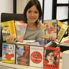 La investigadora Leticia Santamaría ante los DVD’s de las películas de Almodóvar traducidas al polaco. / VALENTÍN GUISANDE-