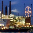 Naves industriales de Bayer en la localidad alemana de Leverkusen.-EFE / OLIVER BERG