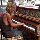 Daniel Gould, durante su interpretación callejera en Saratosa (Florida), el 30 de junio.-Foto: YOUTUBE