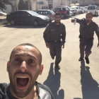 El famoso 'selfie' de un palestino corriendo frente a militares israelís.-Foto: TWITTER