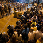 Agentes de la Policía Nacional Bolivariana custodian la sede de los servicios de inteligencia, en Caracas.-Foto: EFE / MIGUEL GUTIERREZ