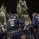 Policías ante la catedral de Colonia.-EFE / MAJA HITIJ