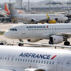 Aviones de Air France parados en el Aeropuerto de Orly.-CHARLES PLATIAU (REUTERS)