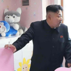 Kim Jong Un posó fumando en la visita a un orfanato en 2014.-REUTERS