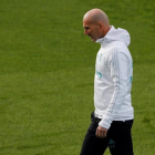 Zidane, pensativo durante el entrenamiento de este sábado en Valdebebas.-EFE / JUAN CARLOS HIDALGO