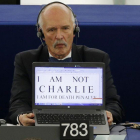 El eurodiparlamentario polaco Janusz Korwin-Mikke, en el 2015, pidiendo la pena de muerte en Europa.-VINCENT KESSLER / REUTERS